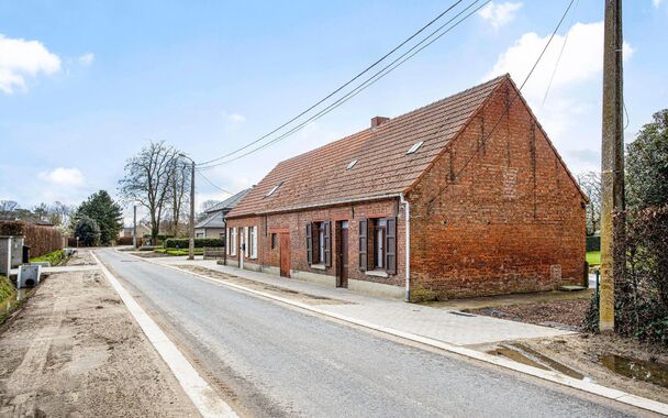 Sympathieke halfopen hoeve.
Deze woning is gelegen net buiten de dorpskern van Westmalle.
Na een grondige renovatie krijg je een woning met een
lichtrijke en ruime leefruimte die uitgeeft op de zuidtuin. Een eet/leefkeuken behoort ook tot de 
mogelijkhede