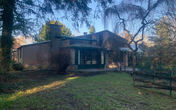 Te renoveren woning op topligging in Zoersel
Unieke kans! Deze woning, gelegen in de gegeerde wijk Goudveld vlak bij het prachtige Zoerselbos, biedt tal van mogelijkheden. De rustige en groene omgeving combineert een topligging met alle voorzieningen in d