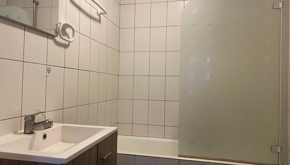 Ruim appartement in kleinschalig gebouw. Inkom met vestiarekast , gastentoilet met handenwasser, slaapkamer 1: 12 m2, slaapkemer 2: 12.4 m2, bureel/slaapkamer van 7.5 m2.
Lichtrijke leefruimte op laminaat met sierschouw. Kleinere badkamer met ligbad met d