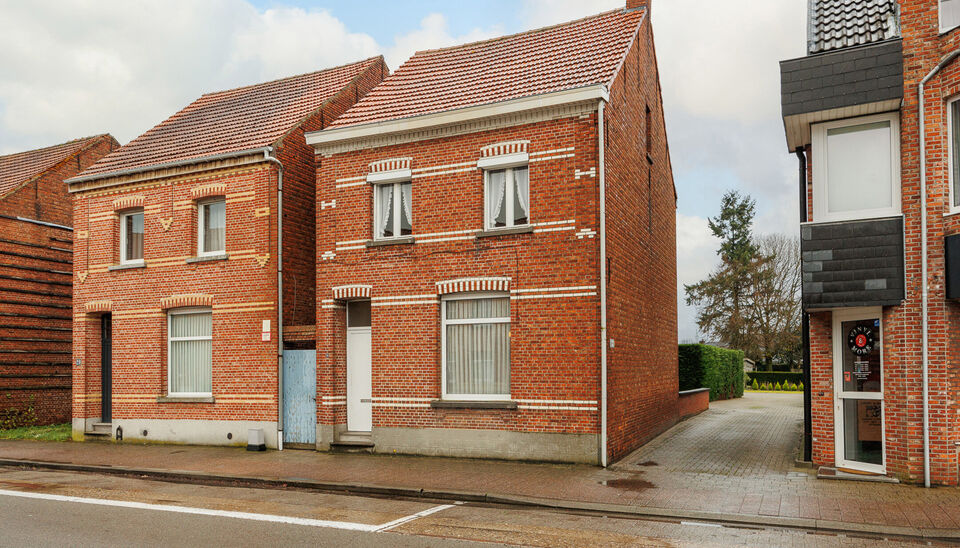 Vrijstaande woning in het centrum van Zoersel op 644m² grond.
Gezellige leefruimte op keramische tegel en aansluitend een ruime eetkeuken met veel lichtinval. Verder zijn er op het gelijkvloers een ruime wasplaats, apart toilet en badkamer met een wastaf