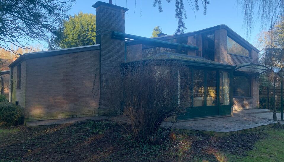 Te renoveren woning op topligging in Zoersel
Unieke kans! Deze woning, gelegen in de gegeerde wijk Goudveld vlak bij het prachtige Zoerselbos, biedt tal van mogelijkheden. De rustige en groene omgeving combineert een topligging met alle voorzieningen in d